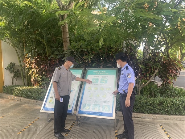 图为长堤海岸派出所民警帮助港湾小学对校园防疫措施进行检查