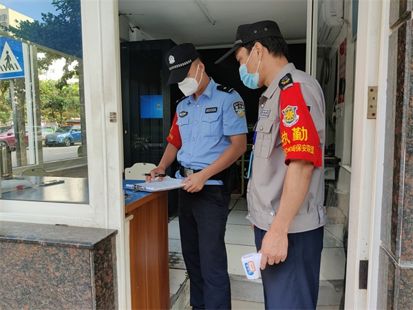 图为红岛海岸派出所民警帮助海口市第二十五小海甸校区对疫情防控落实情况进行排查
