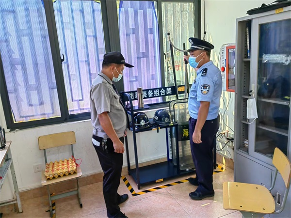 图为新埠海岸派出所民警到辖区校园进行安全检查