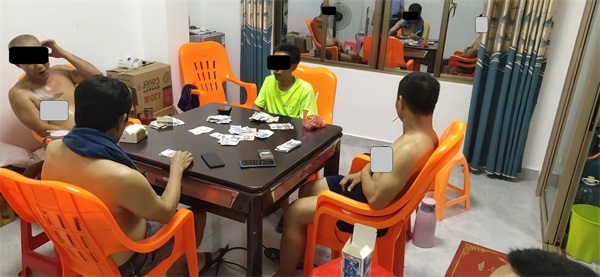 图为民警在现场抓获涉赌人员