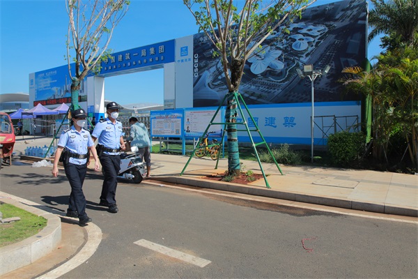 图为廖小英在封控区域巡逻值守