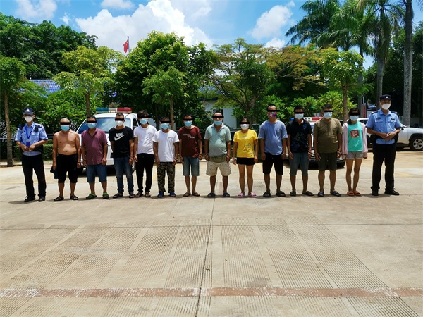 三都海岸派出所对13名聚众打麻将人员依法进行行政处罚