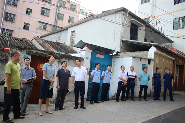 相关职能部门领导到涉案现场进行实地勘查（陈方妙 摄）