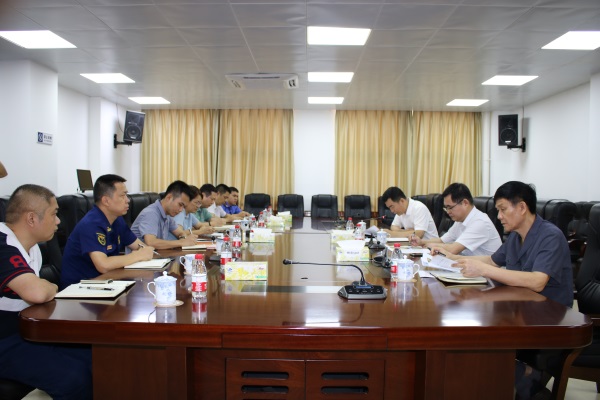 县委县政府组织召开联席会议，昌江法院党组书记、院长钟振强与相关职能部门负责人分析研究、协商讨论处置方案（陈方妙 摄）