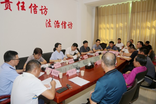 2021年6月18日，县委县政府组织相关职能部门人员、县法律援助中心律师等召开联席会议，昌江法院执行法官在会上向信访人代表释明案件执行进展情况（林小映 摄）