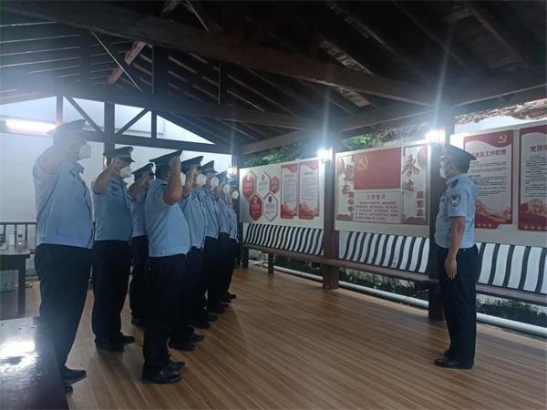 图为冯学奋组织民（辅）警进行重温入党誓词