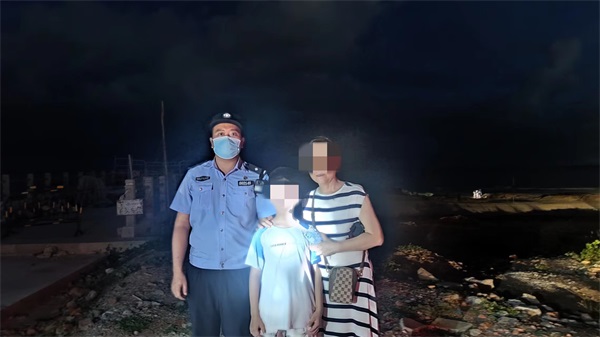 图为潭门海岸派出所民警帮助群众找回丢失小孩