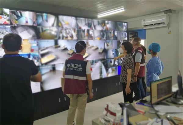 郭慧丽在三亚市第一方舱医院协调相关工作  (1)