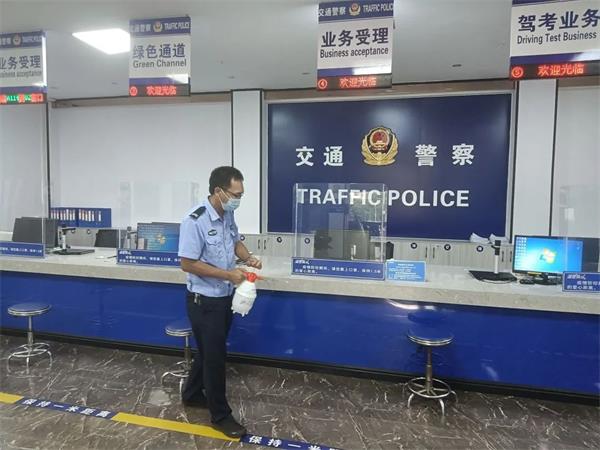 【百日行动】临高交警：疫情防控和办理业务“两不误”5