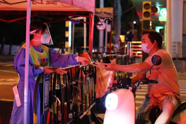 道路卡点执勤志愿者正在发放消防安全手册1