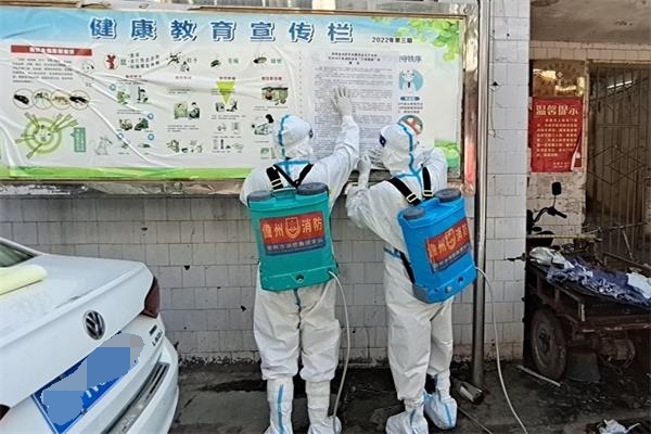 负责消杀任务的消防员粘贴《电动自行车“六项措施”》1