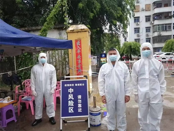 2022年8月18日，海南省三亚市中级人民法院青年志愿者化身“大白”在中风险区执勤。