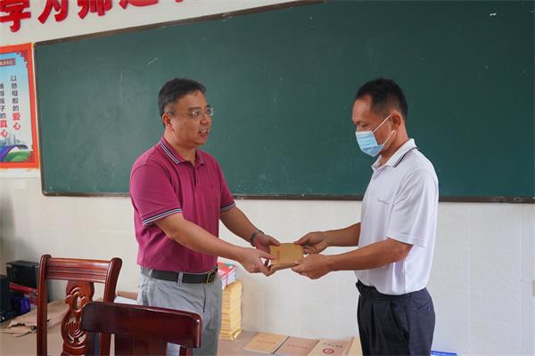陈杰院长慰问沙田岭前小学教师 015