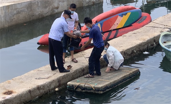 图为民警协助渔民上岸避风