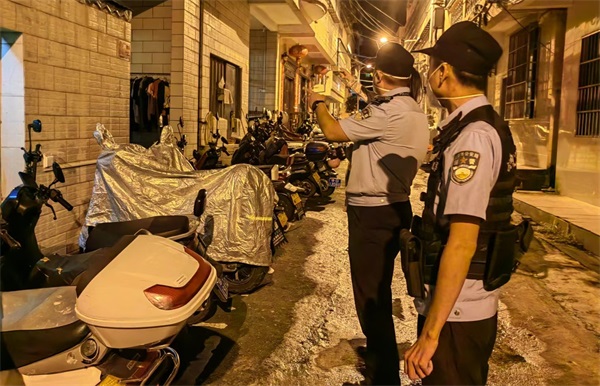 图为民警在途中与小孩进行交流_看图王