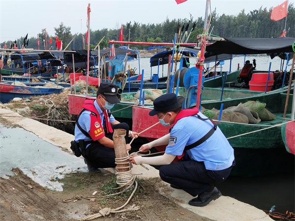 第五支队民警在乐东协助渔船民加固缆绳