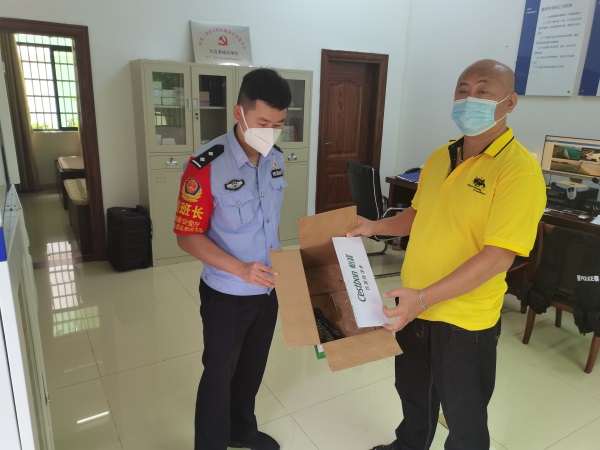 图为民警将受伤的“噪鹃”移交当地野生动物保护部门