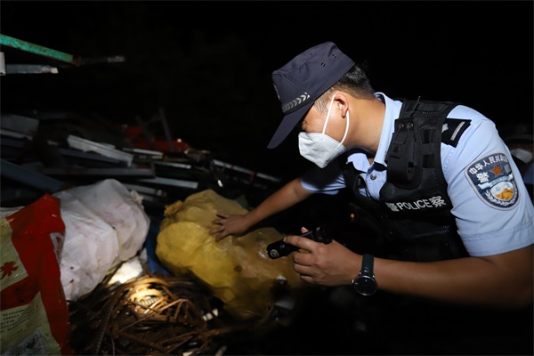 图为民警对辖区废品收购站进行检查