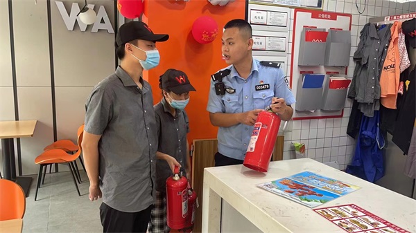 图3位铺前海岸派出所民警检查景区场所安全设施情况