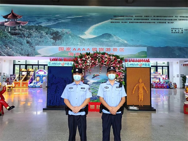 图2位龙楼海岸民警在文昌铜鼓岭景区值勤