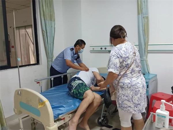 图为塔市海岸派出所民警将突发眩晕症男子送至演丰镇卫生院进行救助
