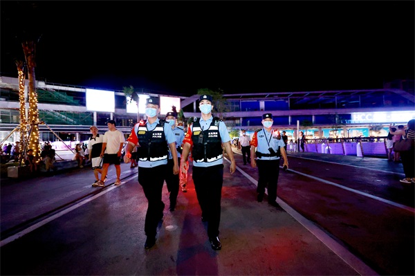 图为红岛海岸派出所民警在华彩海口湾广场巡逻