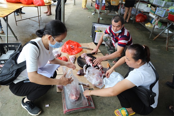 检察干警在扶贫集市现场选购农副产品2