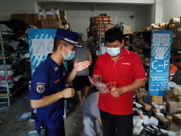 深入辖区场所开展“面对面”消防安全知识宣传现场（2）