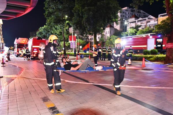 琼海消防组织开展夜间联合实战演练 (5)