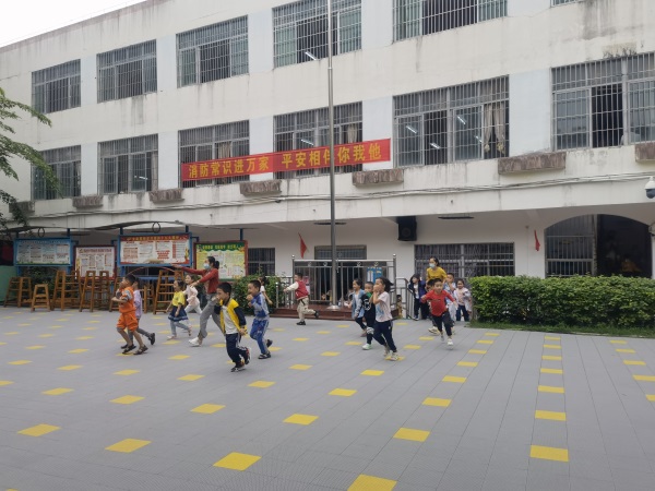 组织疏散逃生现场