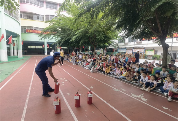 消防培训人员向全体师生讲解灭火器知识和使用方法现场