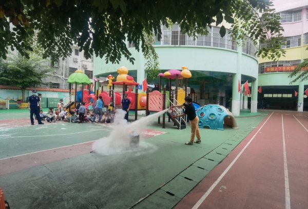 师生体验使用灭火器灭油盆火现场