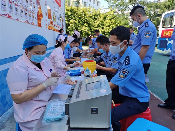图为民警排队进行检查和登记信息