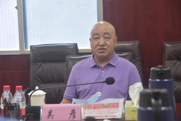 吴彦在会上发言