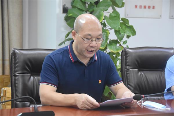陈玉林与党员分享自己的学习感悟
