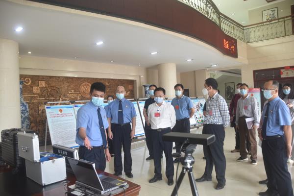 检察干警为调研组介绍智慧检察装备并作演示