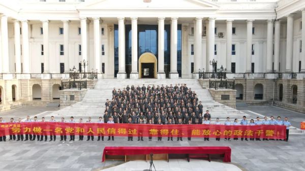 海口中院在政法队伍教育整顿期间开展“签名承诺”活动