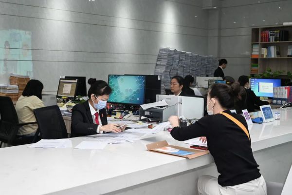 立案庭工作人员为当事人提供诉讼服务