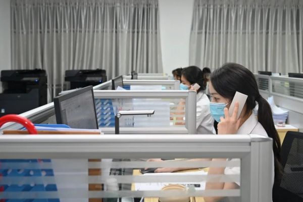 审判辅助事务集约中心工作人员正在与当事人进行电话沟通