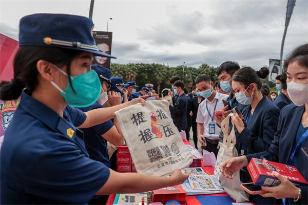 消防礼品发放 (1)