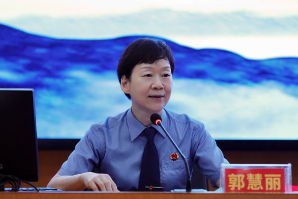 三亚市检察院党组书记、检察长郭慧丽讲授法治课