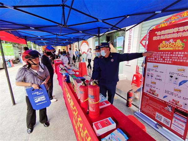 琼海消防联合团市委开展社会文明大行动暨消防安全进社区宣传活动 (5)
