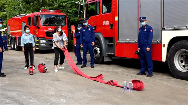 种下消防安全“种子”，”零距离“感受消防 儋州市消防救援支队组织开展”消防站开放日“活动 (17)