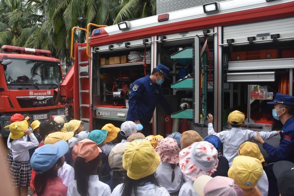 消防宣传月琼海消防深入幼儿园 萌娃齐学安全启蒙课 (12)