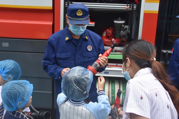 消防宣传月琼海消防深入幼儿园 萌娃齐学安全启蒙课 (10)