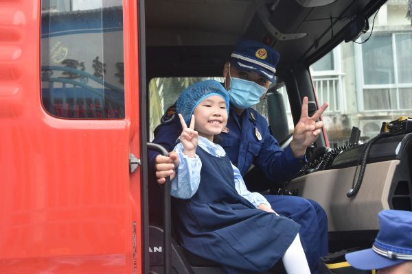 消防宣传月琼海消防深入幼儿园 萌娃齐学安全启蒙课 (9)