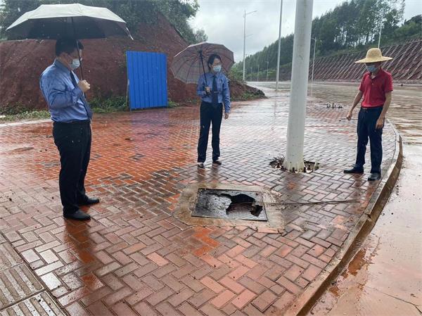 澄迈县检察院带领相关职能部门代表深入辖区主要路段进行现场走访摸排1