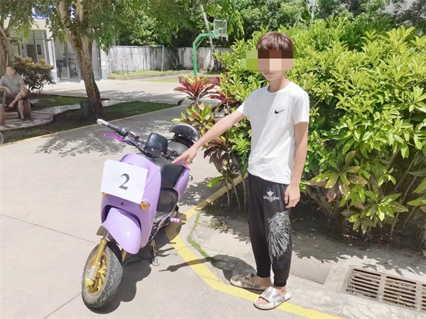 2图为嫌疑人林某指认谢女士被盗的电动车