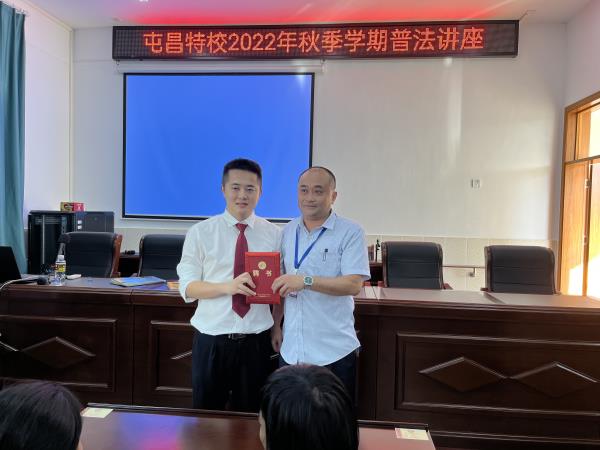 2022-11-30　秋季普法进校园，宪法保护伴成长