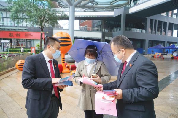 省高院联合龙华区法院开展国家宪法日活动，进行普法宣传。图二